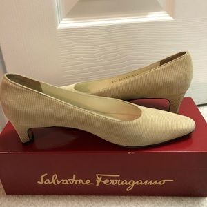 Salvatore Ferragamo  beige tan shoes pumps sz 7 B